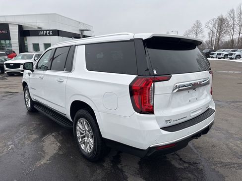 Used 2022 GMC Yukon XL SLT w/ SLT Luxury Package image 3