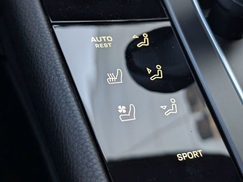 Certified 2025 Porsche Macan image 16