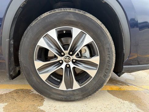 Used 2022 Toyota Highlander XLE AWD/4WD image 29