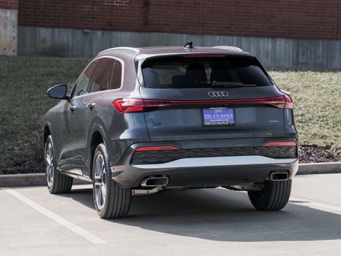 Certified 2025 Audi Q5 Premium w/ Convenience Package image 5