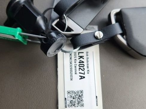 Used 2025 Kia Carnival EX FWD image 21