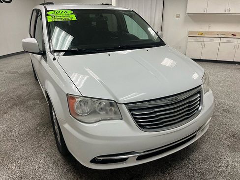 Used 2016 Chrysler Town & Country Touring image 3