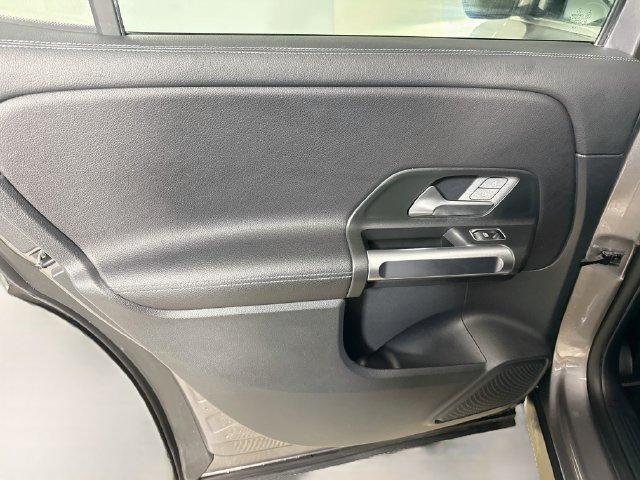 Used 2022 Mercedes-Benz GLB 250 w/ Premium Package Lite image 25