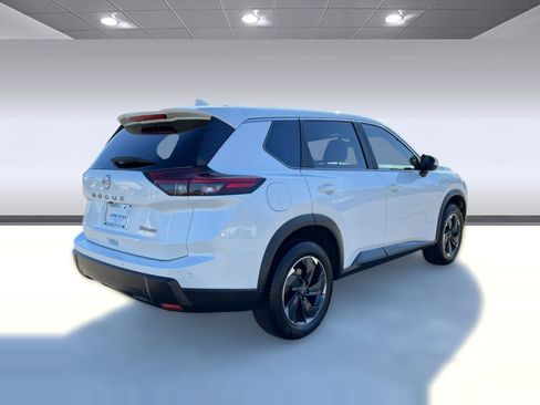 Used 2024 Nissan Rogue SV image 9