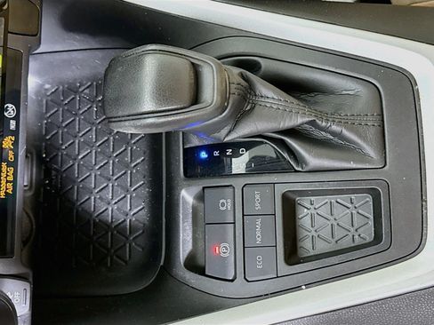Used 2021 Toyota RAV4 LE FWD image 20