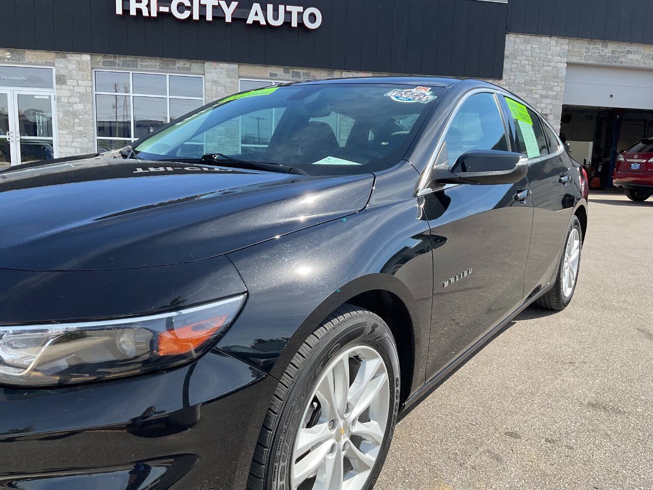 Used 2018 Chevrolet Malibu LT FWD image 2