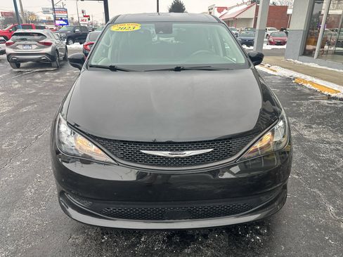 Used 2023 Chrysler Voyager LX image 4