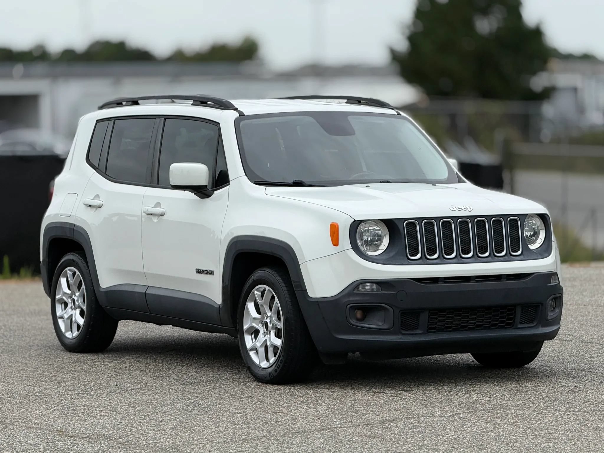 Used 2017 Jeep Renegade Latitude FWD image 1