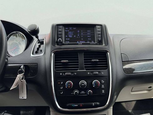 Used 2018 Dodge Grand Caravan SE w/ UConnect Hands-Free Group FWD image 18