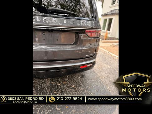 Used 2022 Jeep Wagoneer Series II AWD/4WD image 11
