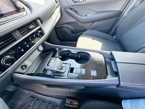 Used 2025 Nissan Rogue S image 24