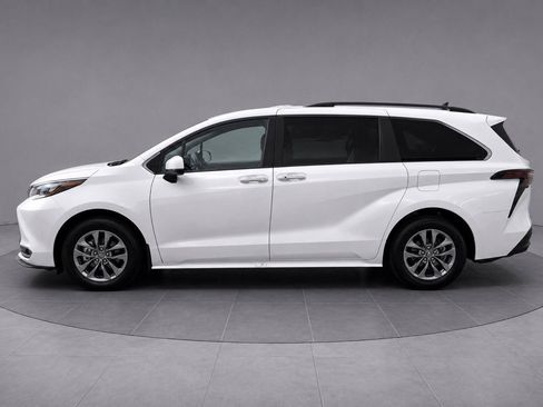 Used 2025 Toyota Sienna XLE FWD image 3