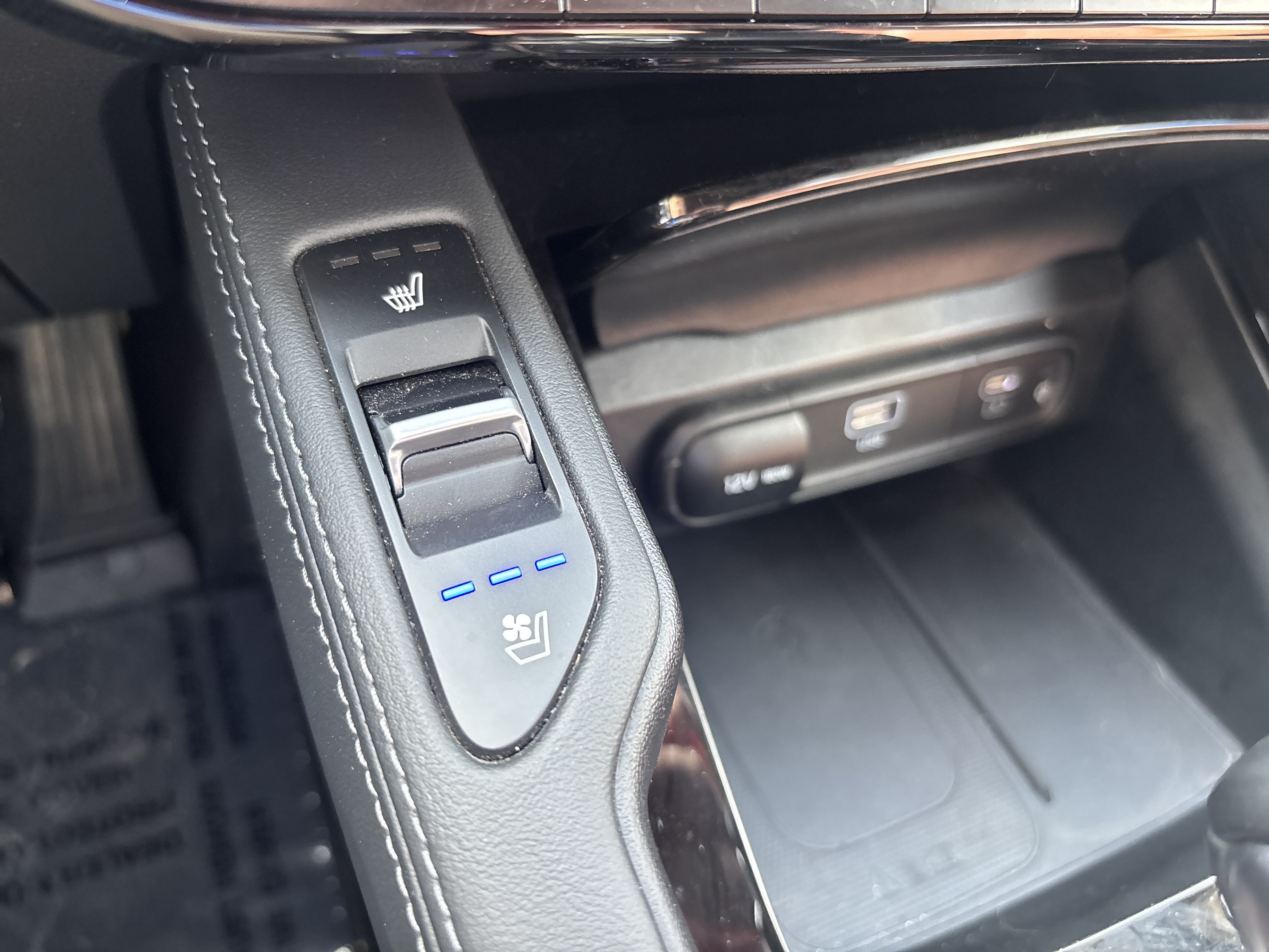 Used 2024 Kia Telluride EX w/ EX Captain's Chair Package AWD/4WD image 16