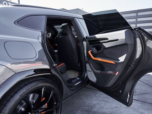 Used 2025 Lamborghini Urus SE image 30