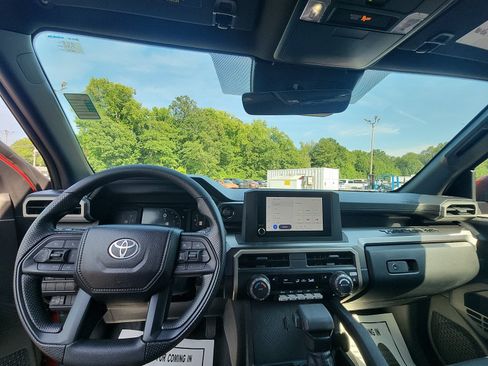 Used 2025 Toyota Tacoma SR5 AWD/4WD image 20