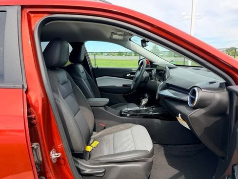 Used 2024 Chevrolet Trax LT FWD image 11