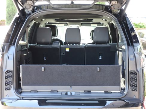 Certified 2025 Land Rover Discovery Metropolitan Edition AWD/4WD image 16