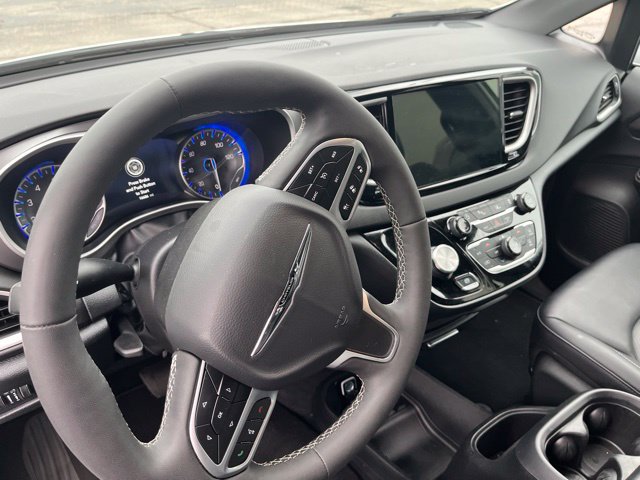Used 2026 Chrysler Pacifica Select FWD image 8