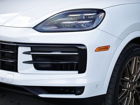Certified 2025 Porsche Cayenne w/ Premium Package Plus image 11