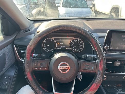 Used 2021 Nissan Rogue SV image 2