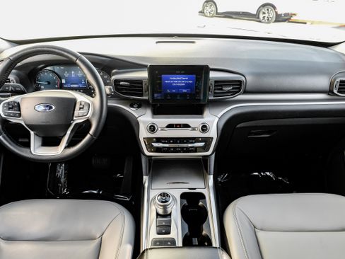 Used 2021 Ford Explorer XLT w/ Equipment Group 202A image 12