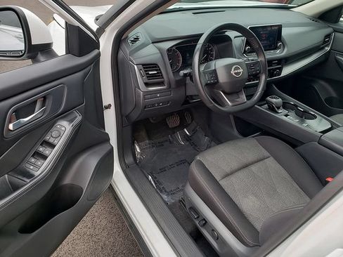 Used 2025 Nissan Rogue SV FWD image 11