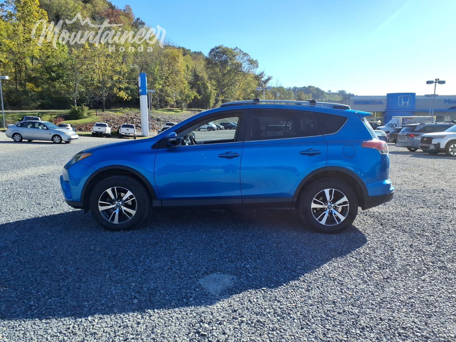 Used 2017 Toyota RAV4 XLE AWD/4WD image 8