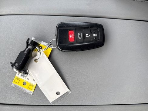 Used 2022 Toyota Highlander XLE image 32