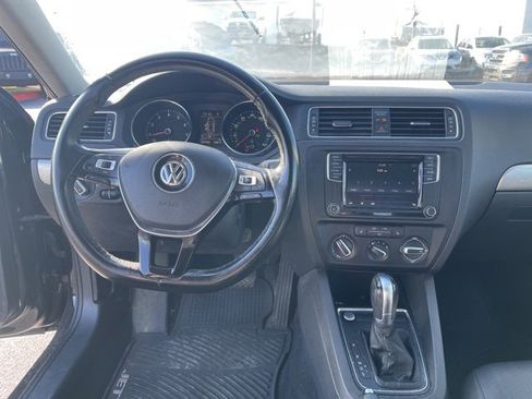 Used 2017 Volkswagen Jetta SE image 12
