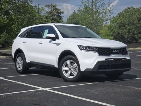 Used 2022 Kia Sorento LX FWD image 2
