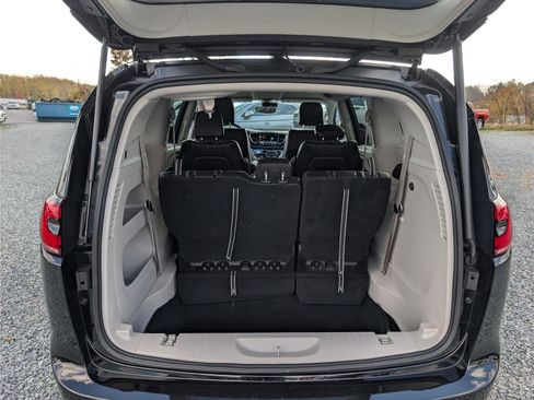 Used 2024 Chrysler Pacifica Touring-L image 12