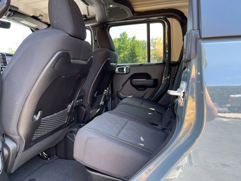 Used 2024 Jeep Gladiator Mojave w/ Technology Group image 7