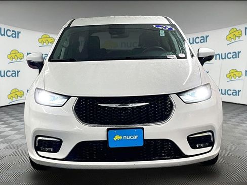 Used 2023 Chrysler Pacifica Touring-L FWD image 2