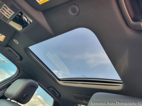 Used 2024 Land Rover Discovery Dynamic SE image 10