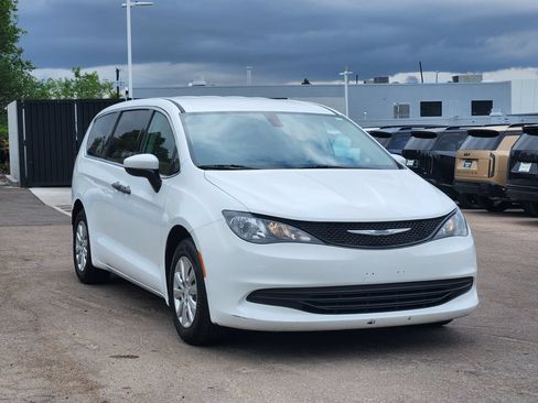 Used 2020 Chrysler Voyager L FWD image 3