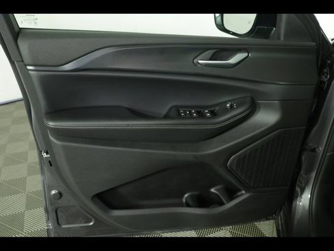 Used 2023 Jeep Grand Cherokee L Laredo AWD/4WD image 23