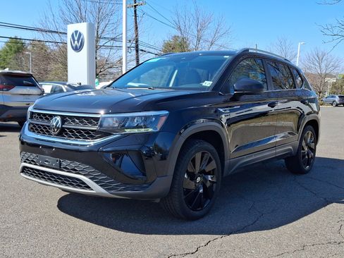Certified 2024 Volkswagen Taos SE image 3
