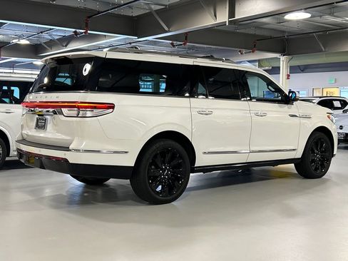 Used 2023 Lincoln Navigator L Reserve AWD/4WD image 2
