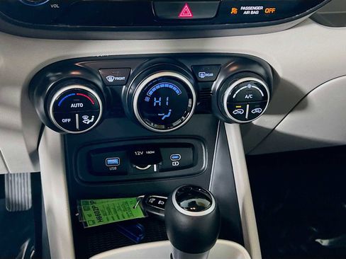 Certified 2025 Hyundai Venue SEL image 15