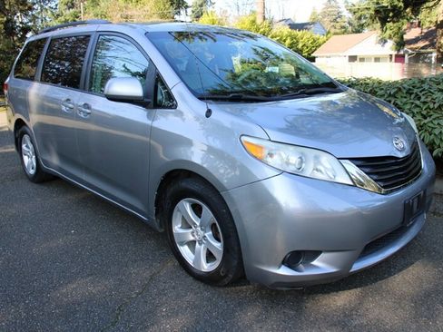 Used 2011 Toyota Sienna LE image 2