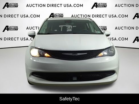 Used 2021 Chrysler Voyager L FWD image 3