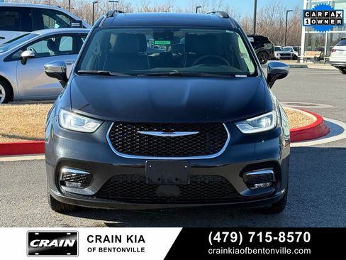 Used 2023 Chrysler Pacifica Limited image 2