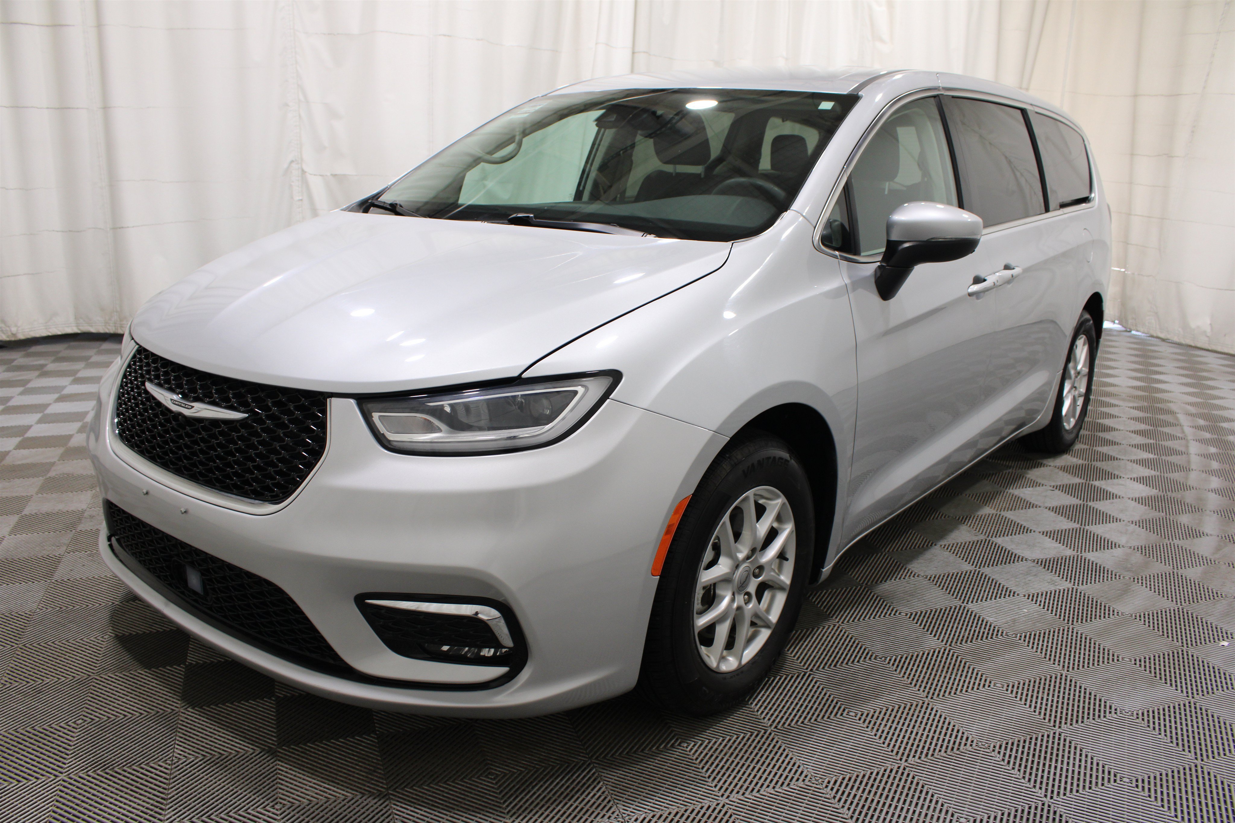 Used 2023 Chrysler Pacifica Touring-L FWD image 35