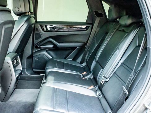 Used 2023 Porsche Cayenne AWD/4WD image 13