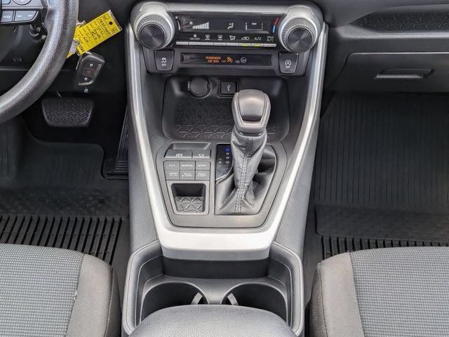 Used 2021 Toyota RAV4 LE AWD/4WD image 18