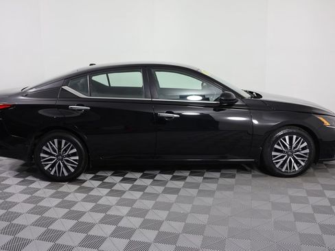 Used 2023 Nissan Altima 2.5 SV FWD image 9