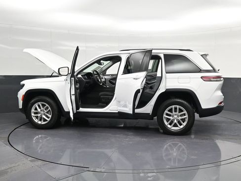 Used 2023 Jeep Grand Cherokee Laredo AWD/4WD image 46