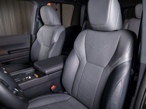 Used 2024 Lexus GX 550 w/ Accessory Package (Z1) AWD/4WD image 5