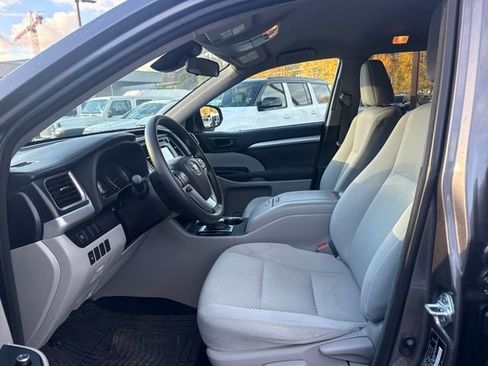 Used 2018 Toyota Highlander LE image 14