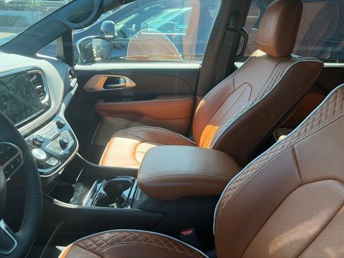 Used 2024 Chrysler Pacifica Pinnacle AWD/4WD image 8